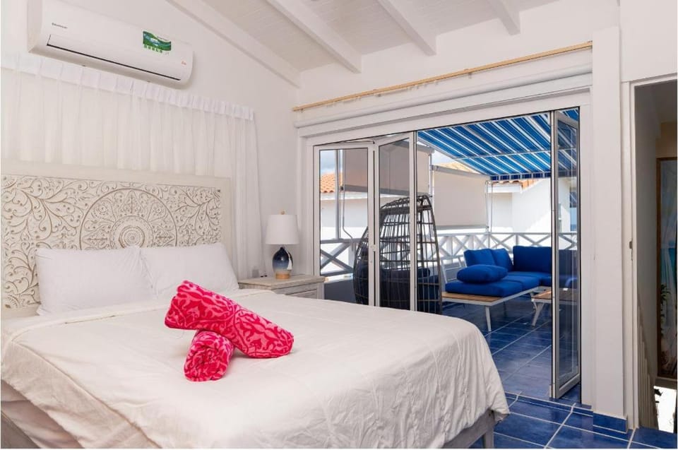 Photo of the whole room, Seating area, towels, air conditioner