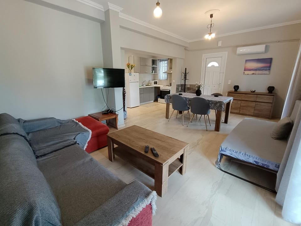 TV and multimedia, Kitchen or kitchenette, Living room, Seating area, Dining area