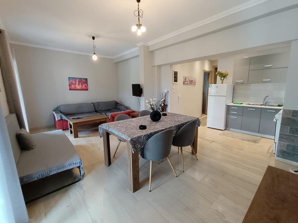 TV and multimedia, Kitchen or kitchenette, Living room, Seating area, Dining area