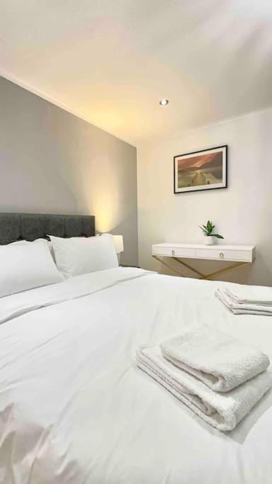 A beautiful stylish 2 Bedroom Apartment -City of London Apartment in London