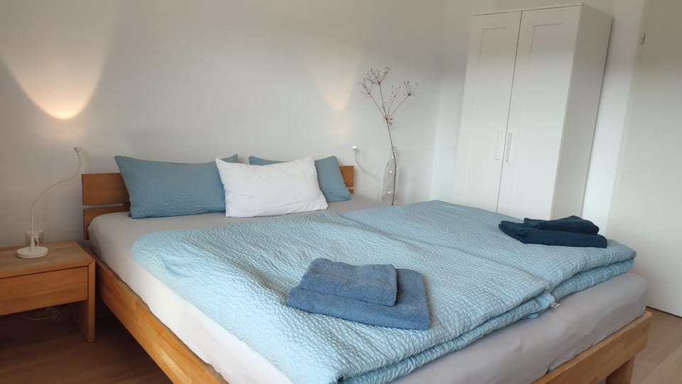 Bed, Bedroom, towels, wardrobe