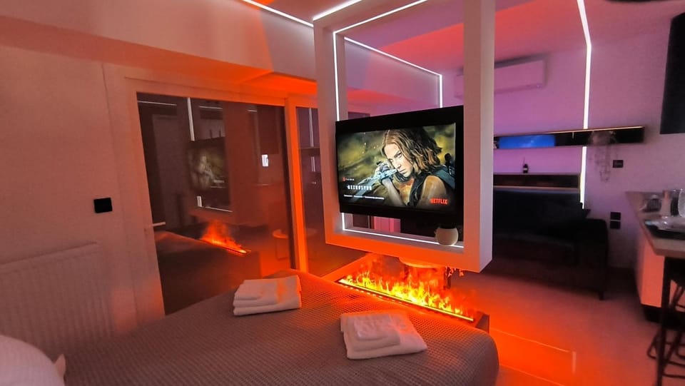 Bed, TV and multimedia, Photo of the whole room, Evening entertainment, Bedroom, towels