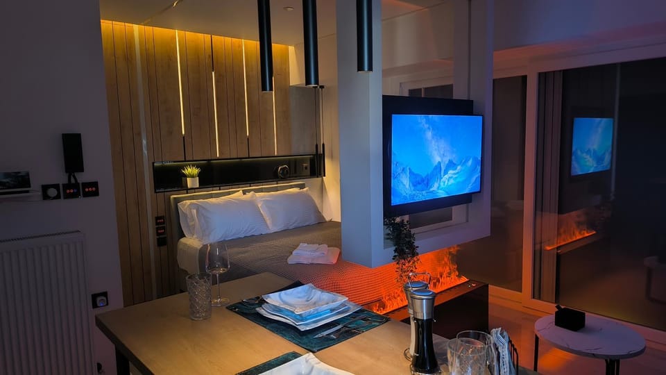 Bed, TV and multimedia, Kitchen or kitchenette, Photo of the whole room, Dining area, Bedroom