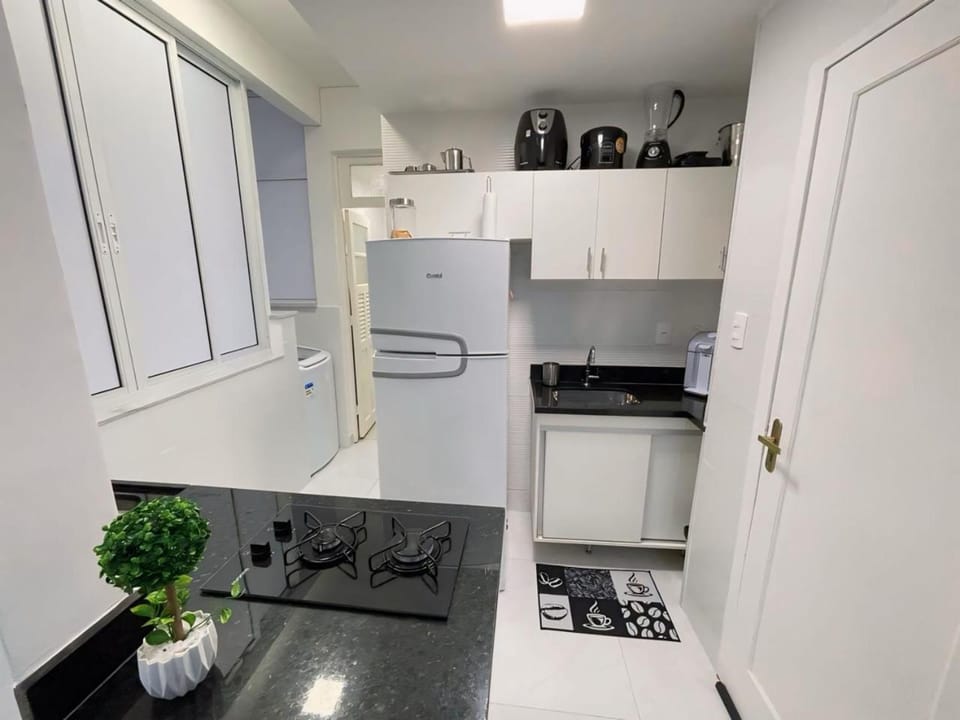 Kitchen or kitchenette, minibar, stove