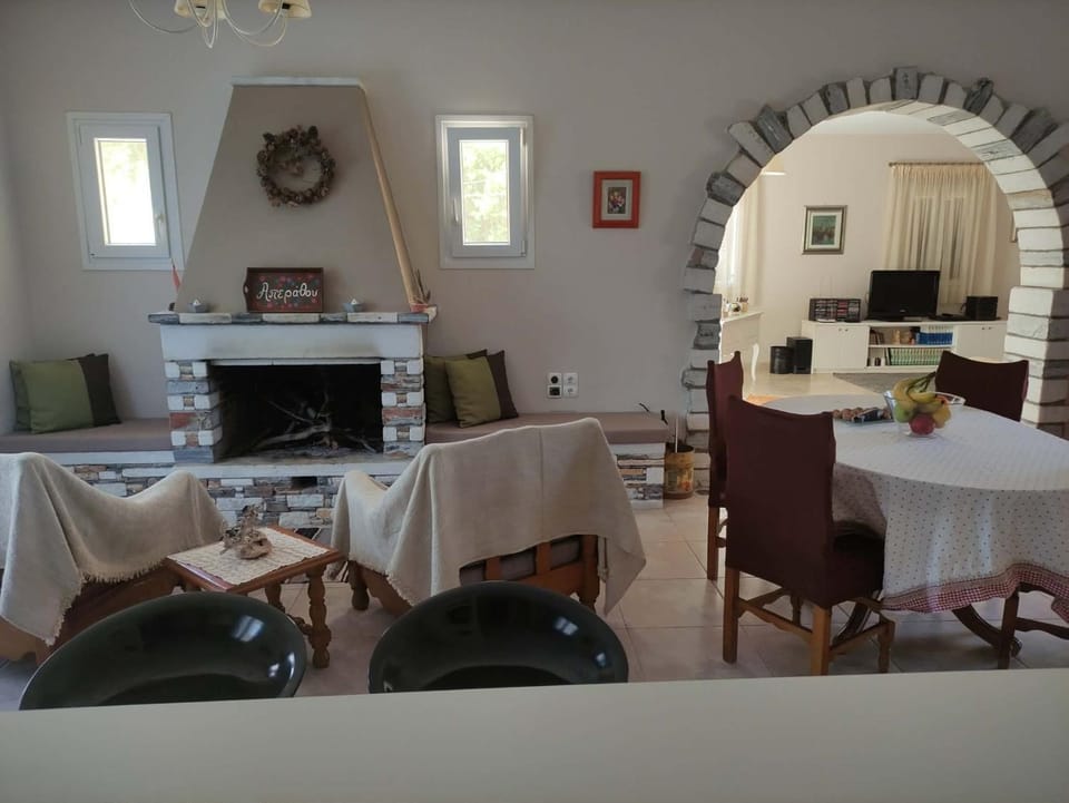 Seating area, Dining area, fireplace