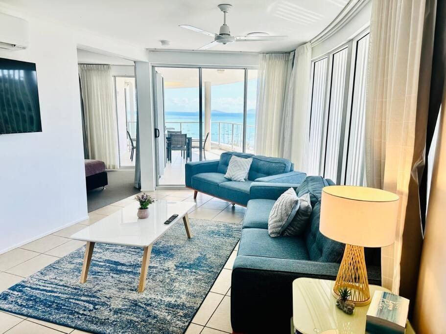 Views at 22, 2 king beds, ocean views, pool Apartment in Airlie Beach