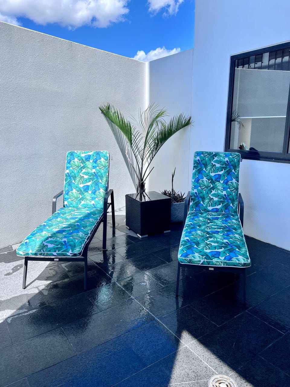 Swimming pool, sunbed