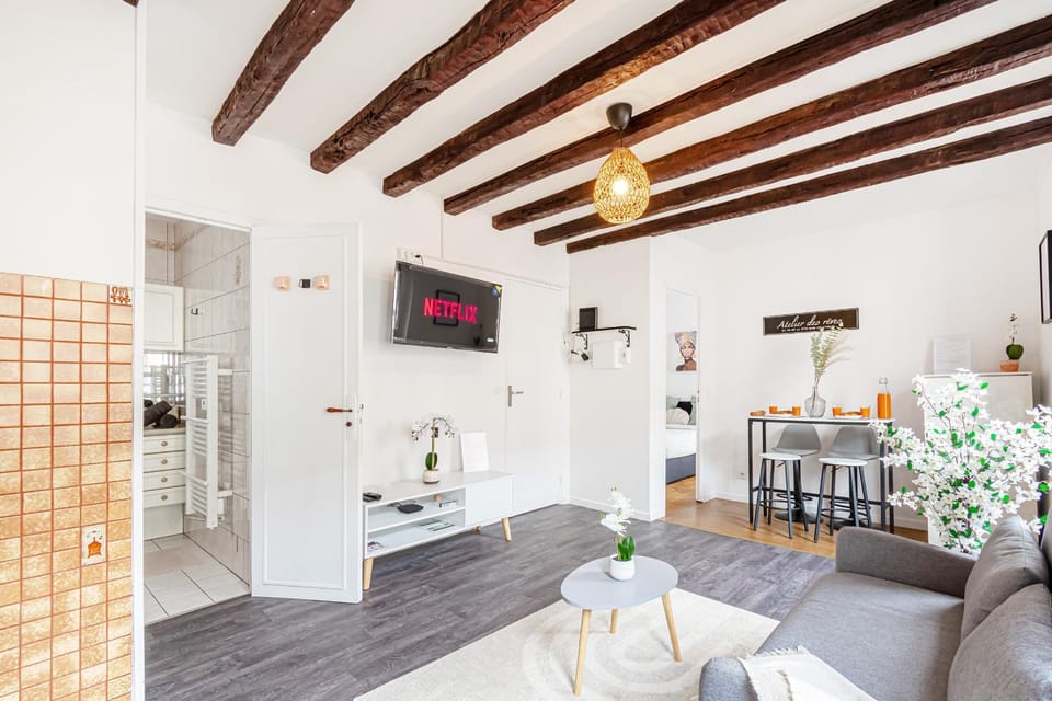 Living room, Seating area, Breakfast