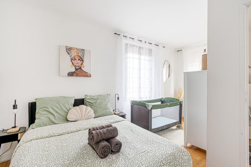 Bed, Photo of the whole room, Bedroom, cot