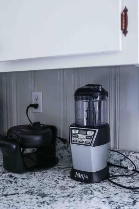 Cliffside! Pickleball, Mini Golf, Hot Tub, Firepit Apartment in Upper Hominy