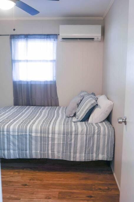 Cliffside! Pickleball, Mini Golf, Hot Tub, Firepit Apartment in Upper Hominy