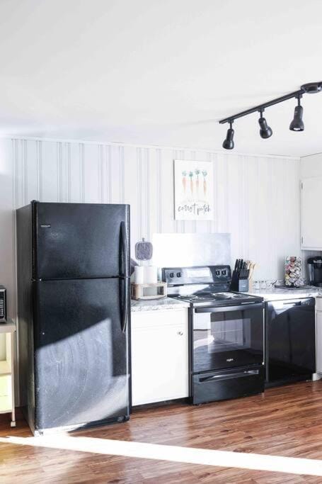 Cliffside! Pickleball, Mini Golf, Hot Tub, Firepit Apartment in Upper Hominy