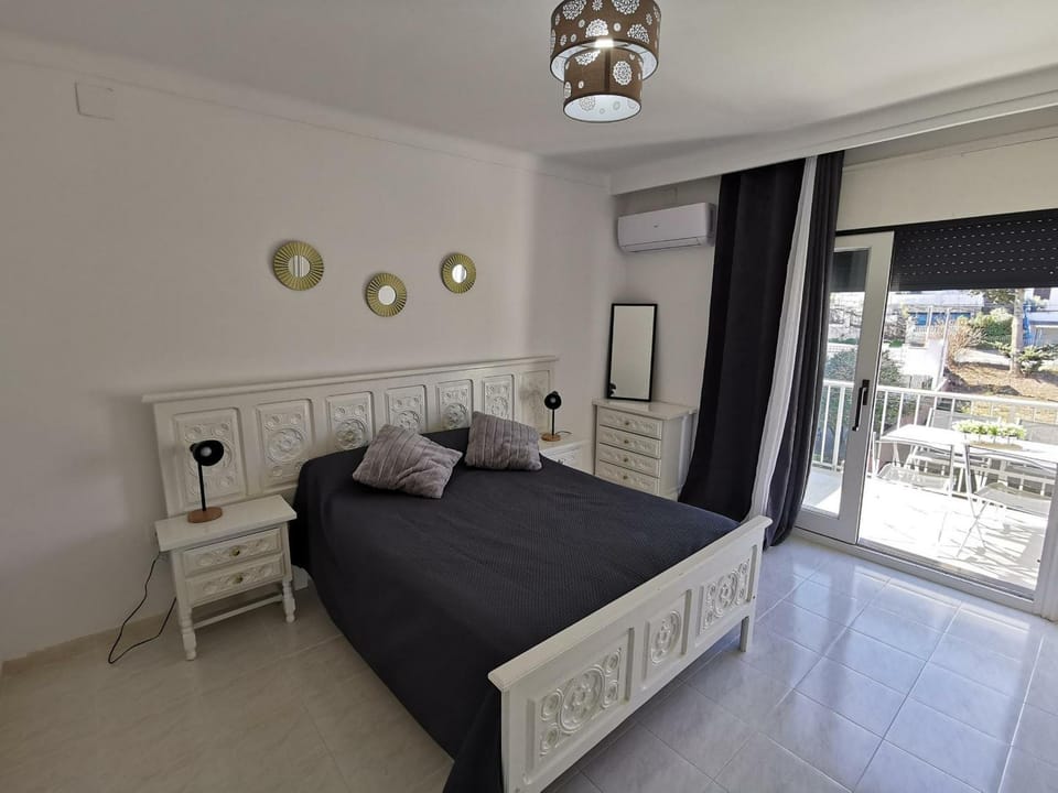 Apartamento acogedor a 400m de la playa en Llançà, con terraza y baño hidromasaje - ES-89-135 Apartment in Alt Empordà