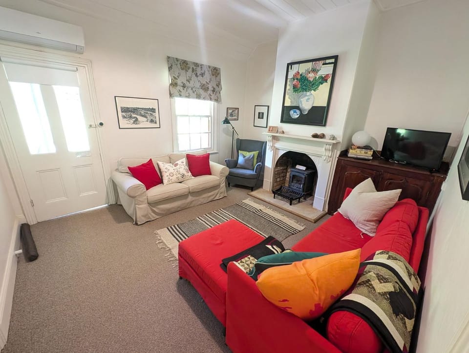 Redruth - 2 bedroom cottage situated in wandiligong House in Wandiligong
