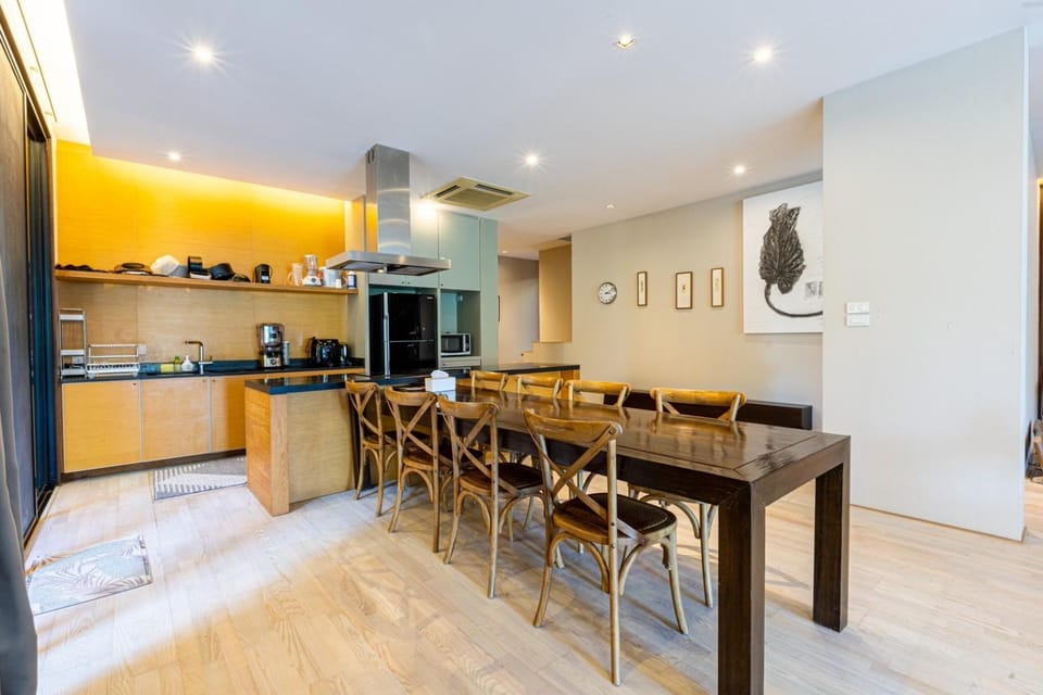 Kitchen or kitchenette, Living room, Lounge or bar, Seating area, Dining area, minibar, oven, pet friendly, stove
