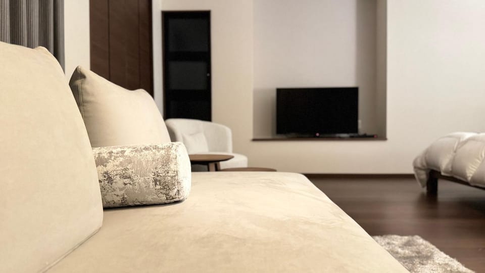 Bed, TV and multimedia, Photo of the whole room, Seating area, Bedroom
