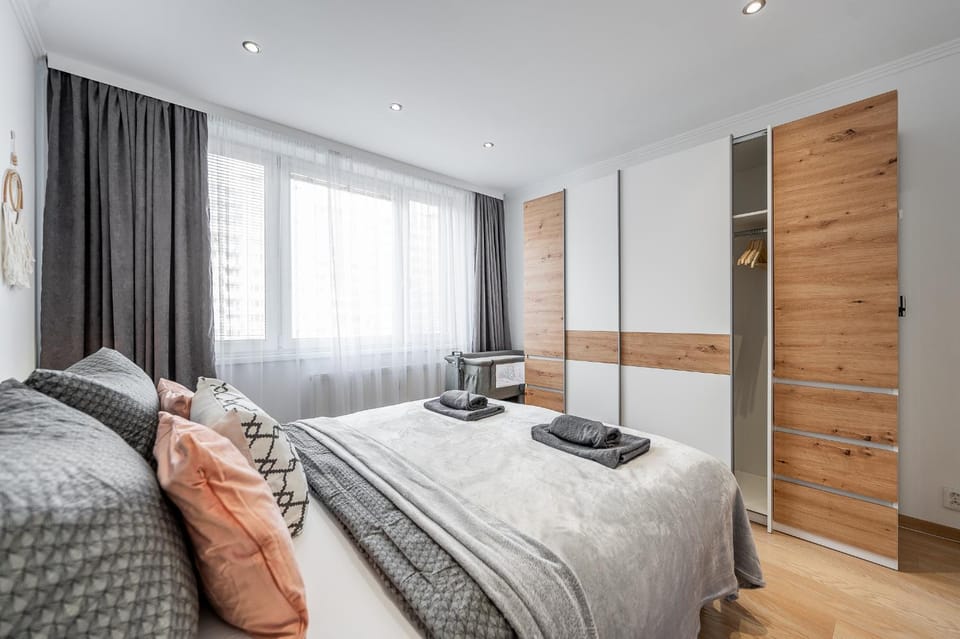 Bedroom, cot