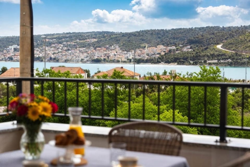 View (from property/room), Balcony/Terrace, City view, Sea view