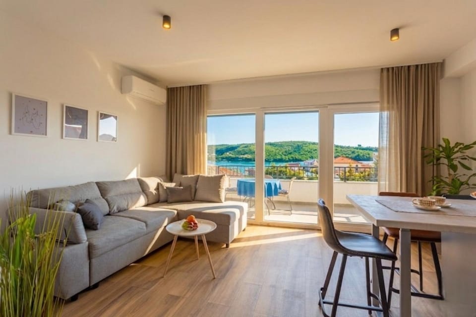 View (from property/room), Balcony/Terrace, Living room, Seating area, Dining area