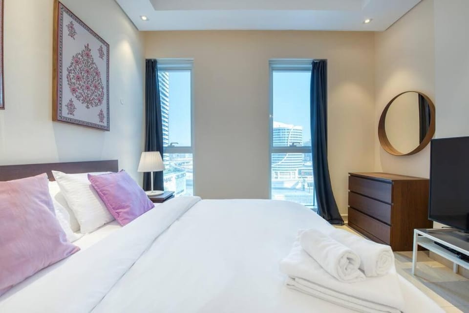 Bed, TV and multimedia, Photo of the whole room, Bedroom, hair dresser, towels