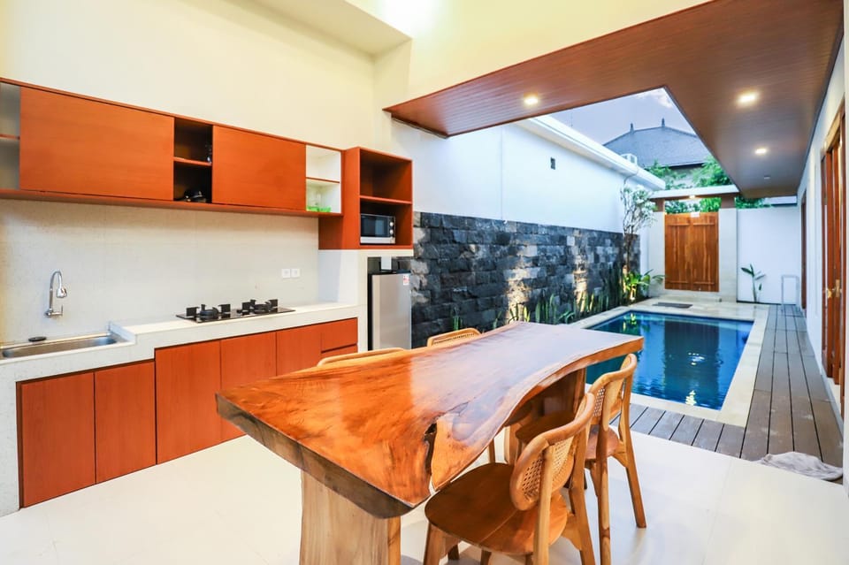 Kitchen or kitchenette, Dining area, Pool view, Swimming pool