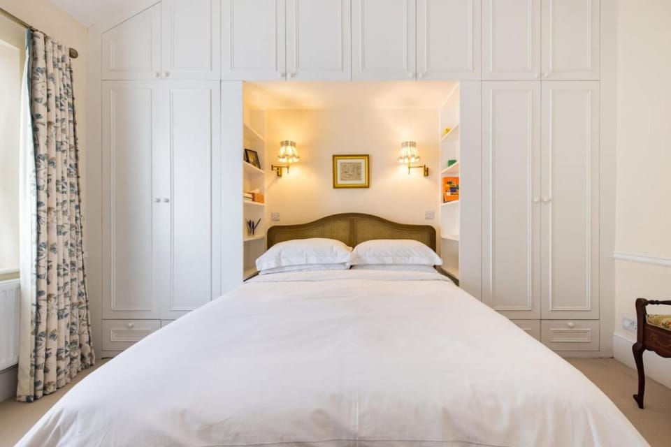 Traditional Treasure – 3 Bedroom Home by Hyde Park Apartment in City of Westminster