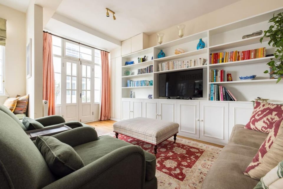 Traditional Treasure – 3 Bedroom Home by Hyde Park Apartment in City of Westminster