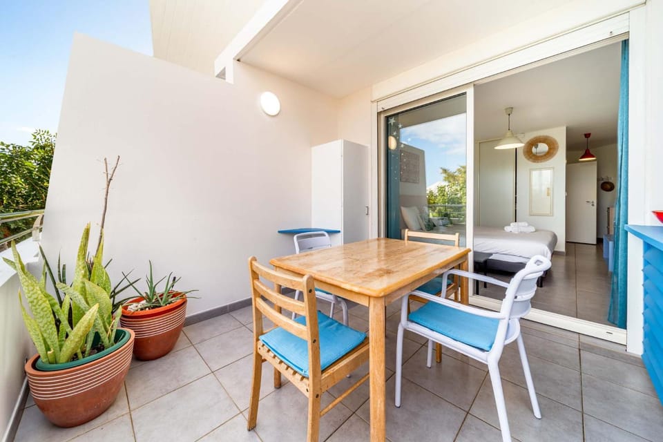 FLAMBOYANT - Studio 2 personnes avec lit de qualité hôtelière séparable pour couple ou amis avec très belle terrasse à 12 min à pied ou 4 min en voiture du lagon de l'Ermitage - ST GILLES LES BAINS Apartment in Saint-Paul