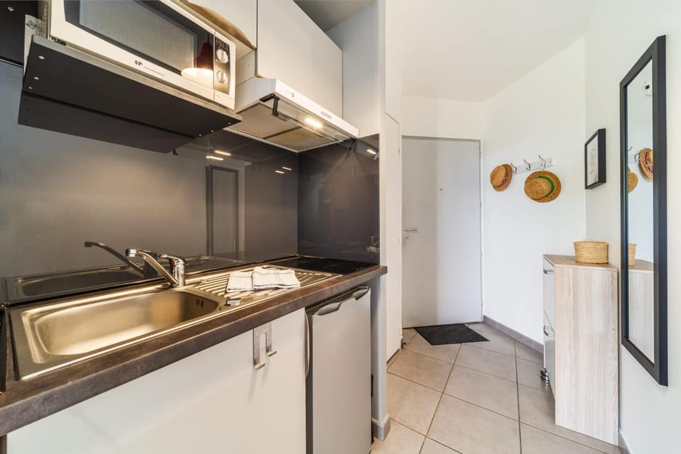 FLAMBOYANT - Studio 2 personnes avec lit de qualité hôtelière séparable pour couple ou amis avec très belle terrasse à 12 min à pied ou 4 min en voiture du lagon de l'Ermitage - ST GILLES LES BAINS Apartment in Saint-Paul