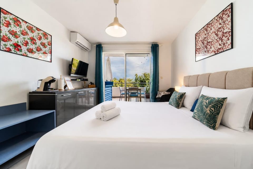 FLAMBOYANT - Studio 2 personnes avec lit de qualité hôtelière séparable pour couple ou amis avec très belle terrasse à 12 min à pied ou 4 min en voiture du lagon de l'Ermitage - ST GILLES LES BAINS Apartment in Saint-Paul