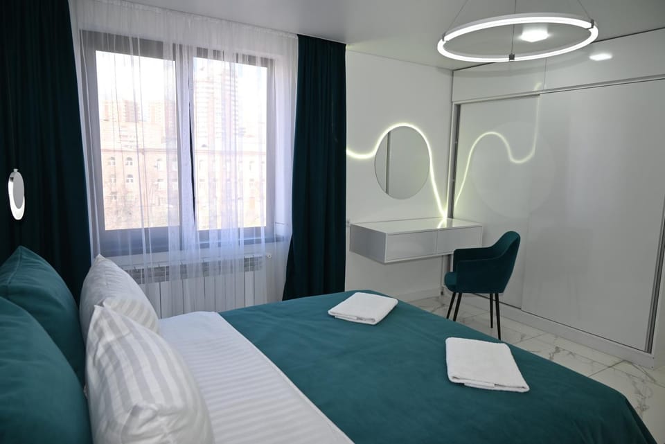 Bed, Photo of the whole room, Bedroom, towels