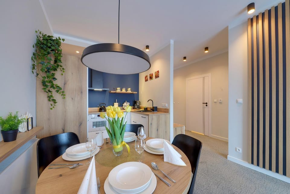 Kitchen or kitchenette, Seating area, Dining area