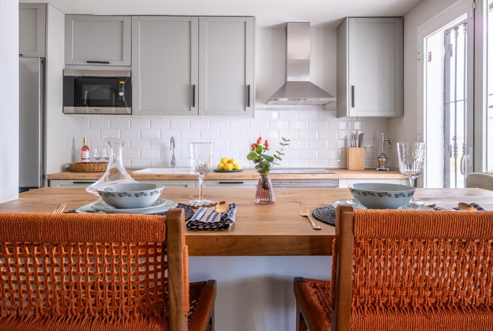 Kitchen or kitchenette, Dining area, minibar, pet friendly