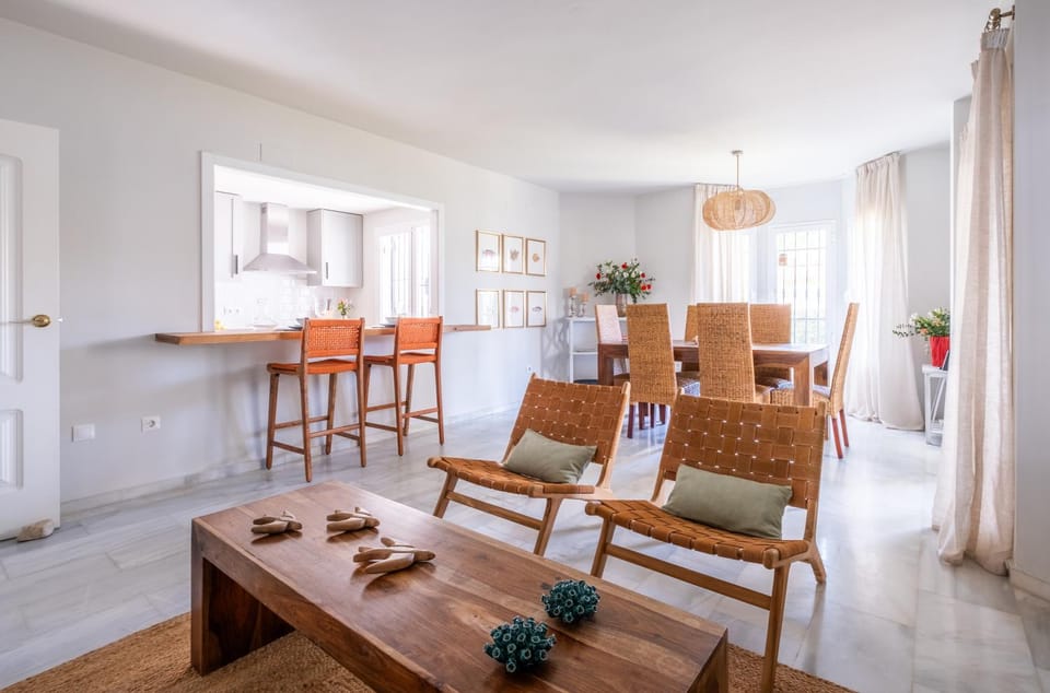 Kitchen or kitchenette, Living room, Seating area, Dining area