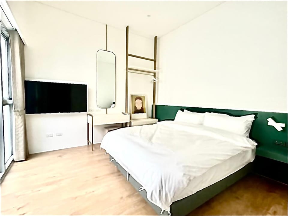 Photo of the whole room, Bedroom
