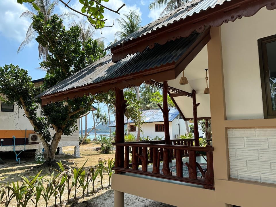 Property building, Day, Balcony/Terrace