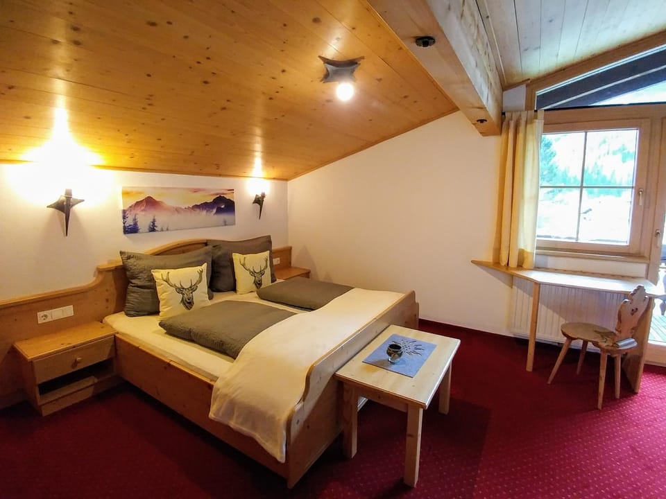 Bed, Photo of the whole room, Bedroom, Garden view, Mountain view