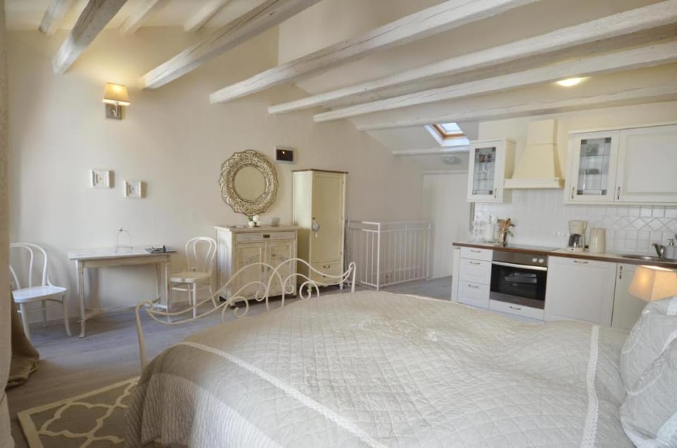 Bed, Kitchen or kitchenette, Photo of the whole room, Seating area, Dining area, Bedroom, pet friendly