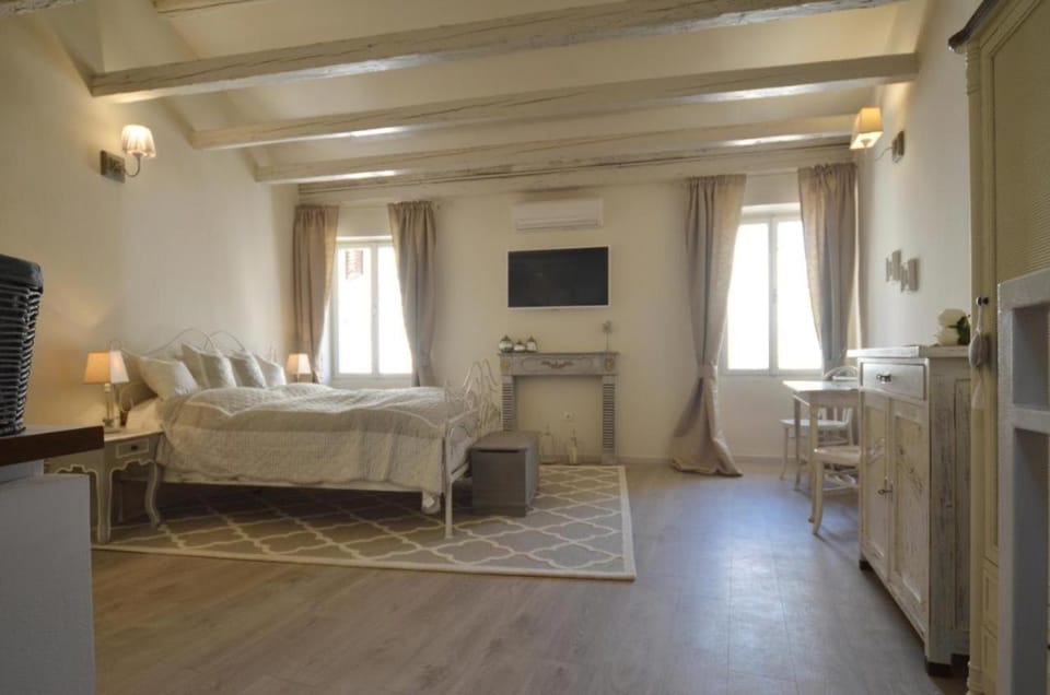 Bed, TV and multimedia, Bedroom, hair dresser