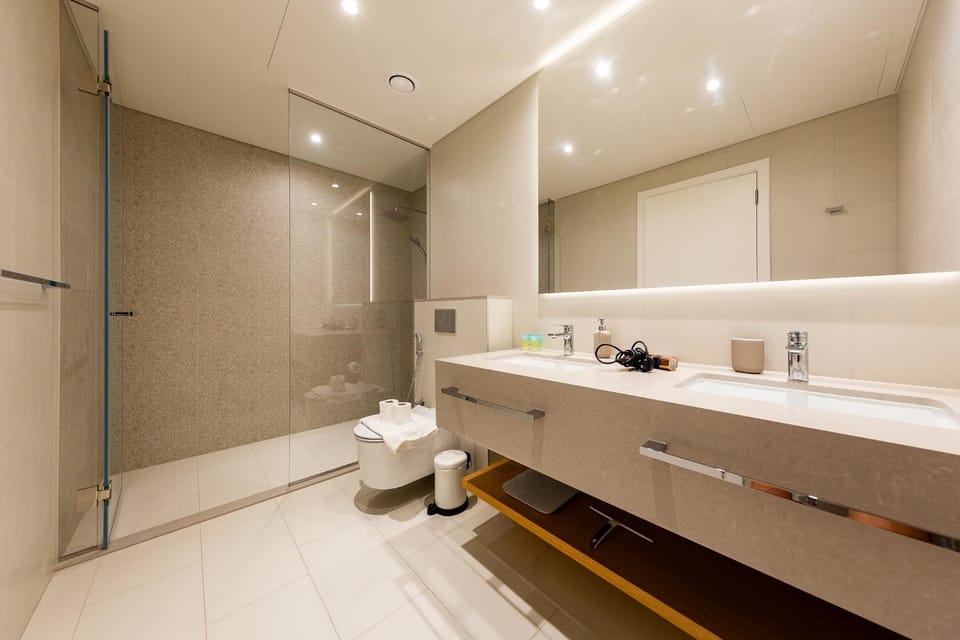 Shower, Toilet, Bathroom, towels