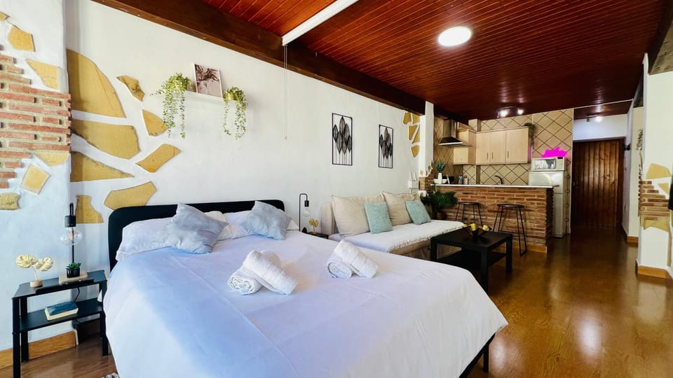 Bed, Photo of the whole room, Bedroom, towels