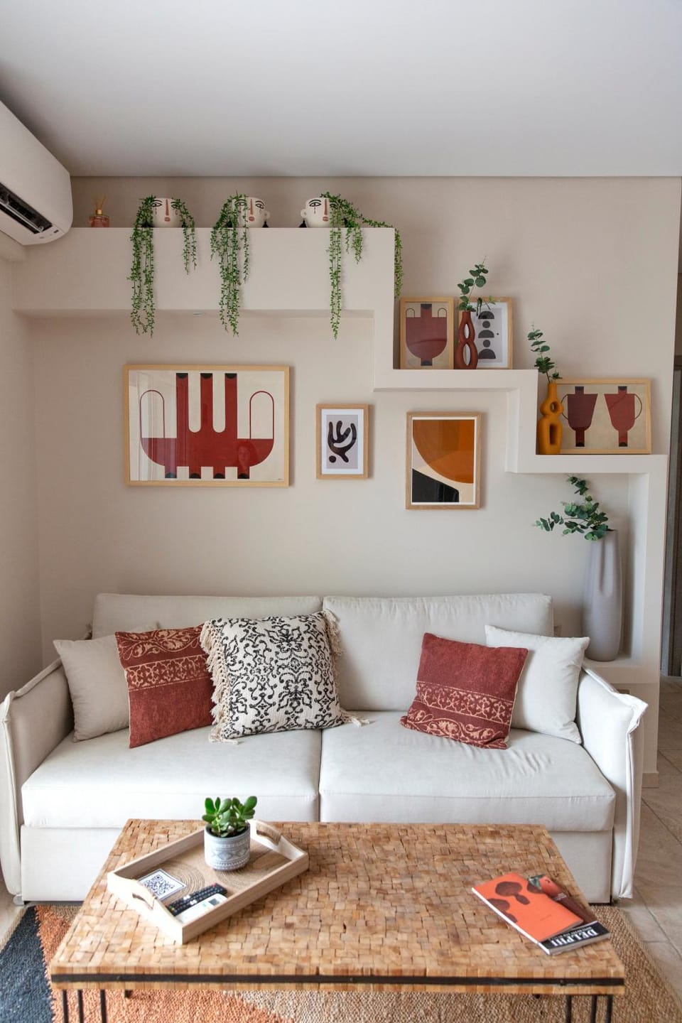 TV and multimedia, Living room, Photo of the whole room, Decorative detail, Decorative detail, Seating area