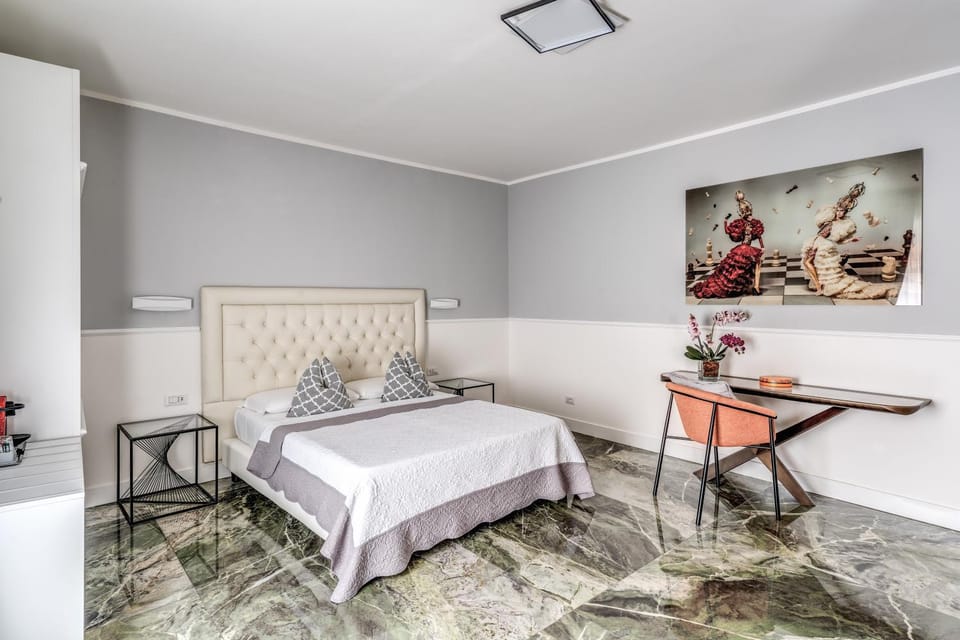 Bed, Photo of the whole room, Seating area, Bedroom