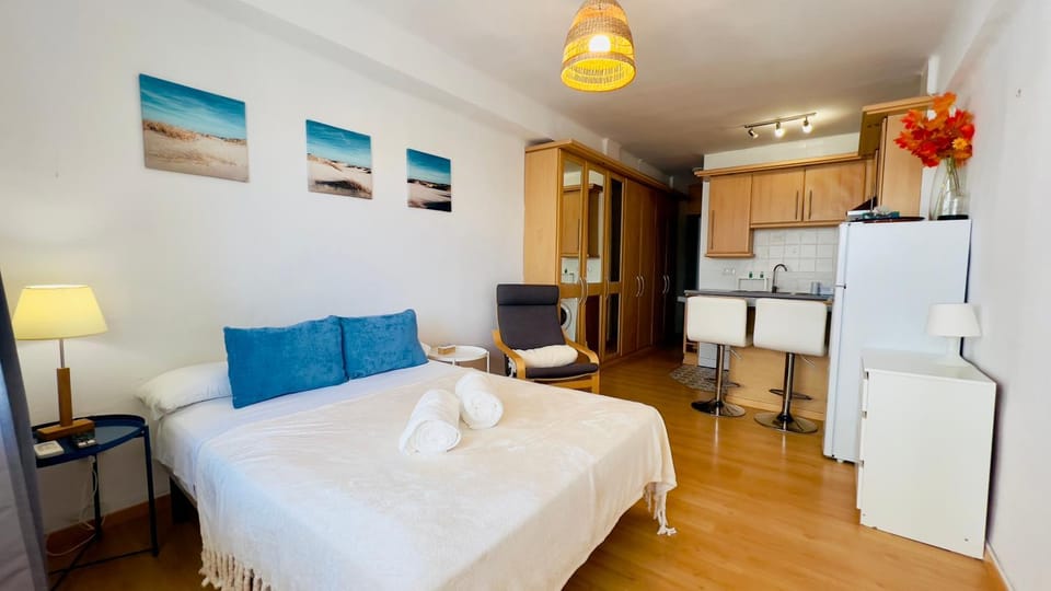 Bed, Kitchen or kitchenette, Living room, Photo of the whole room, Seating area, Dining area, Bedroom, stove, wardrobe