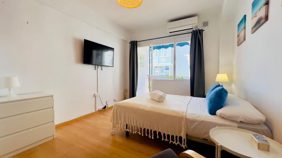 Bed, TV and multimedia, Photo of the whole room, Bedroom, towels