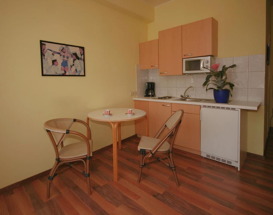 Dining area, kitchen