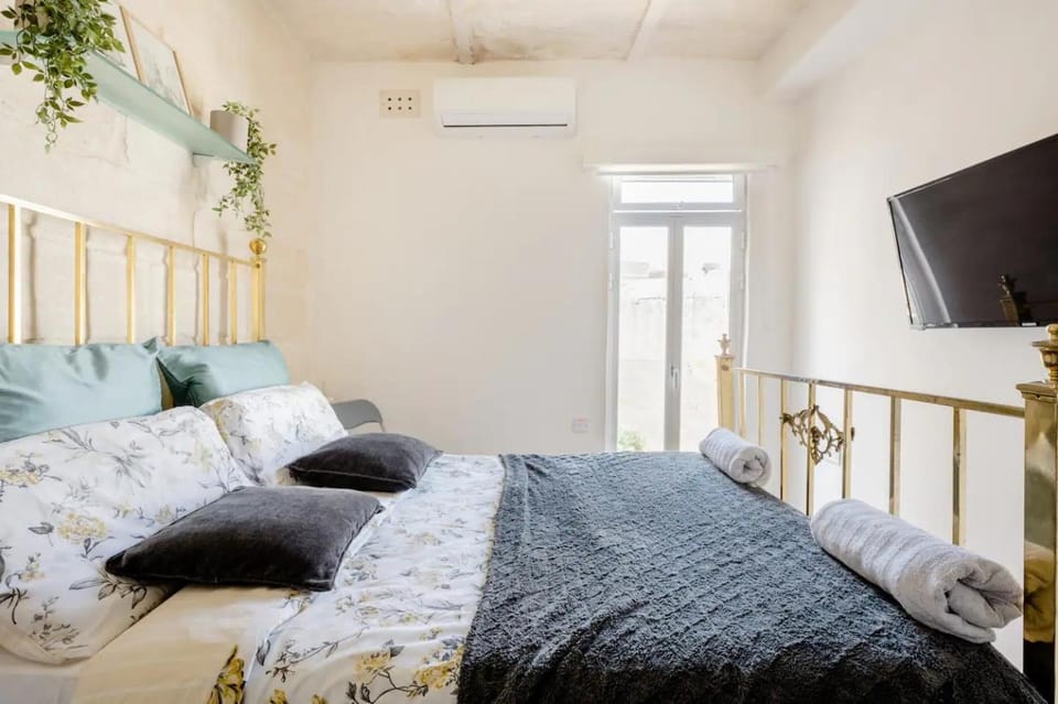 Bed, TV and multimedia, Photo of the whole room, Bedroom, air conditioner