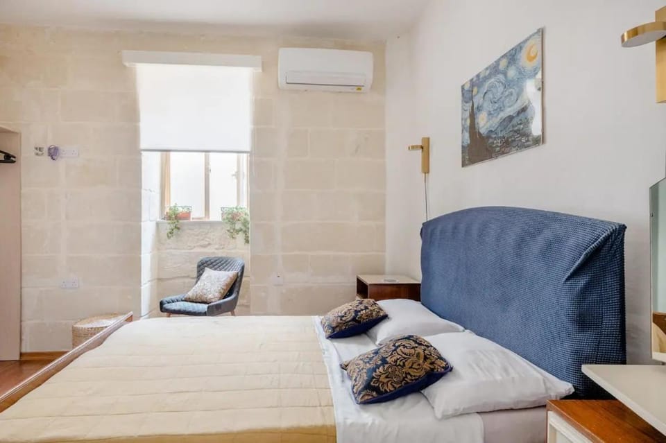 Bed, Photo of the whole room, Bedroom, air conditioner