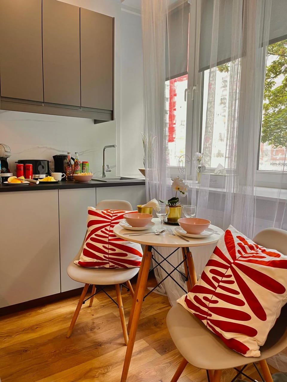 Kitchen or kitchenette, Living room, Food and drinks, Seating area, Dining area