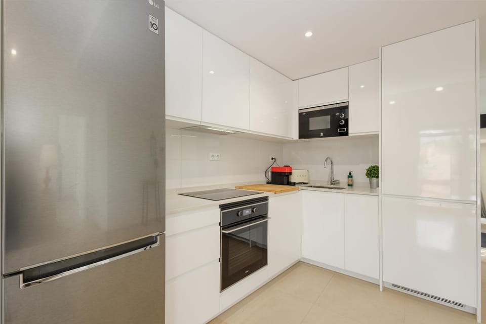 Coffee/tea facilities, Kitchen or kitchenette, microwave, oven, stove, toaster, kitchen